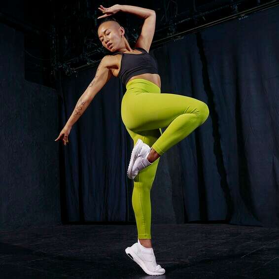 זזות על זה. אדידס